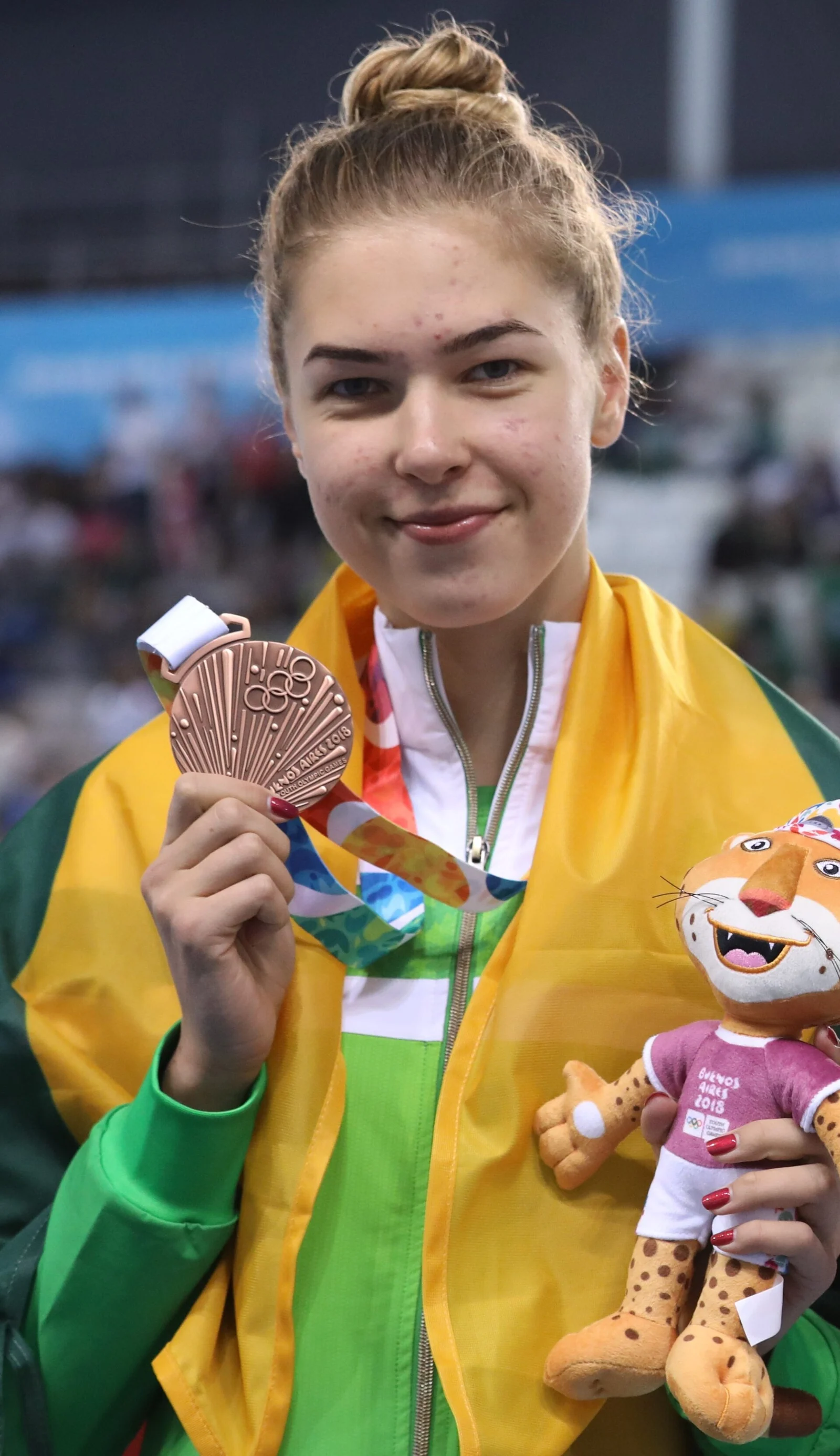 Kotryna Teterevkova su jaunimo žaidynių apdovanojimais, 2018 m. Archyvinis portretas.